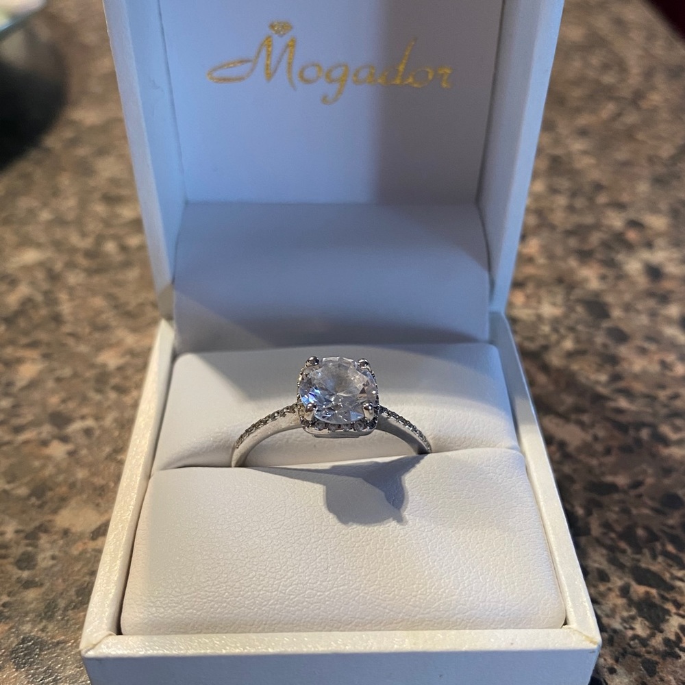 Sterling Silver Ring with Cubic Zirconium center - Picture 3 of 6